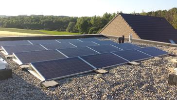 16 PV panelen op plat dak